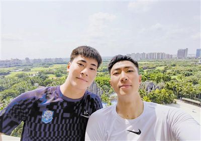 年轻版许仙阿宣虽然不会法术但也身手矫捷,不同于经典中的一介文弱书生,他为了和小白能在一起甚至不惜化身为妖